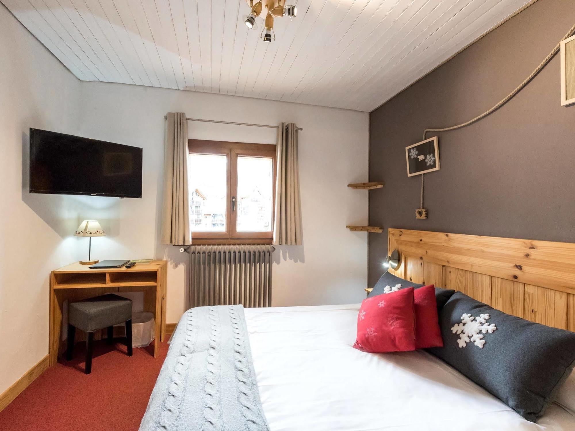 Hotel L'Ecureuil Орон Екстер'єр фото