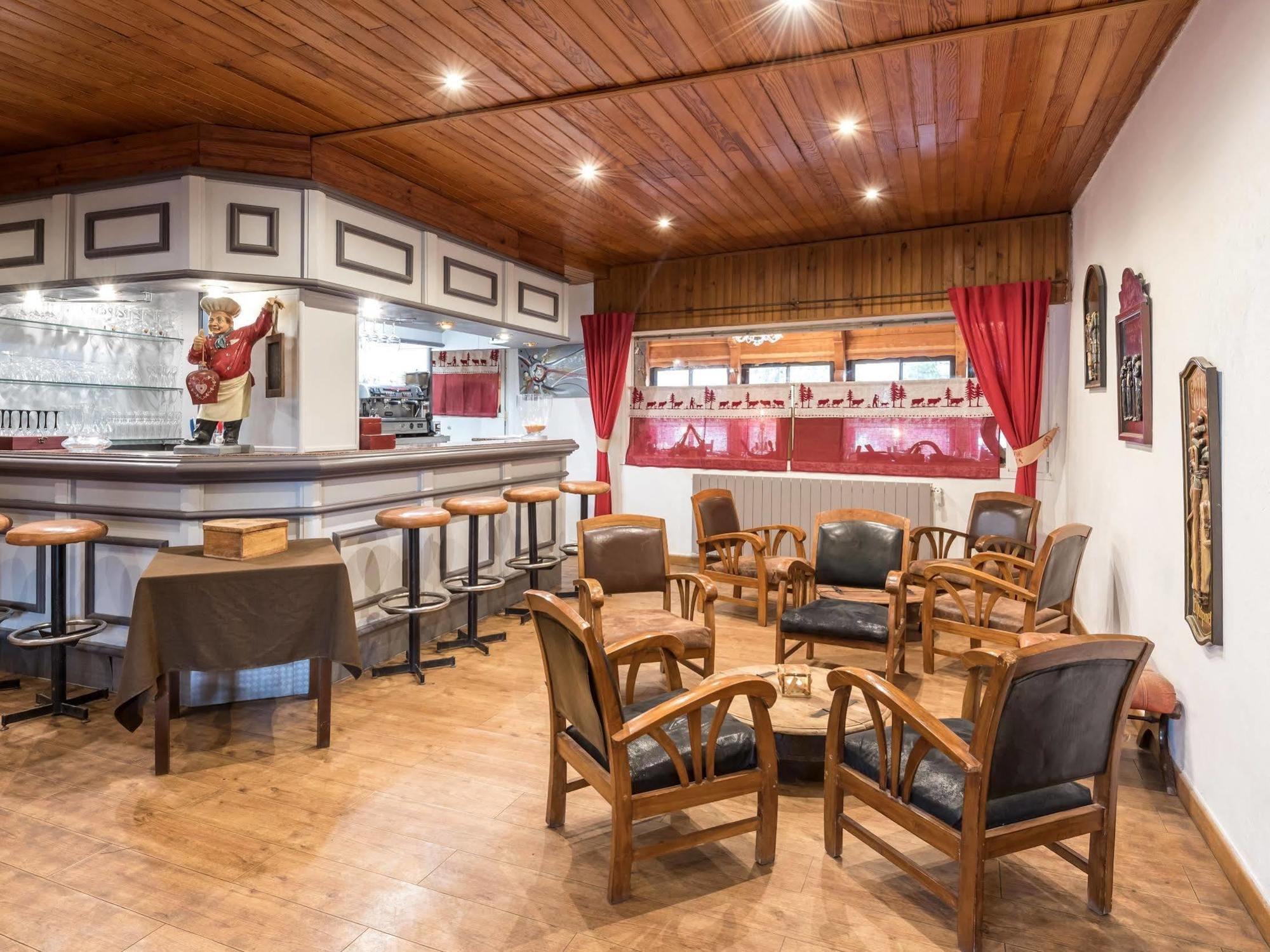 Hotel L'Ecureuil Орон Екстер'єр фото
