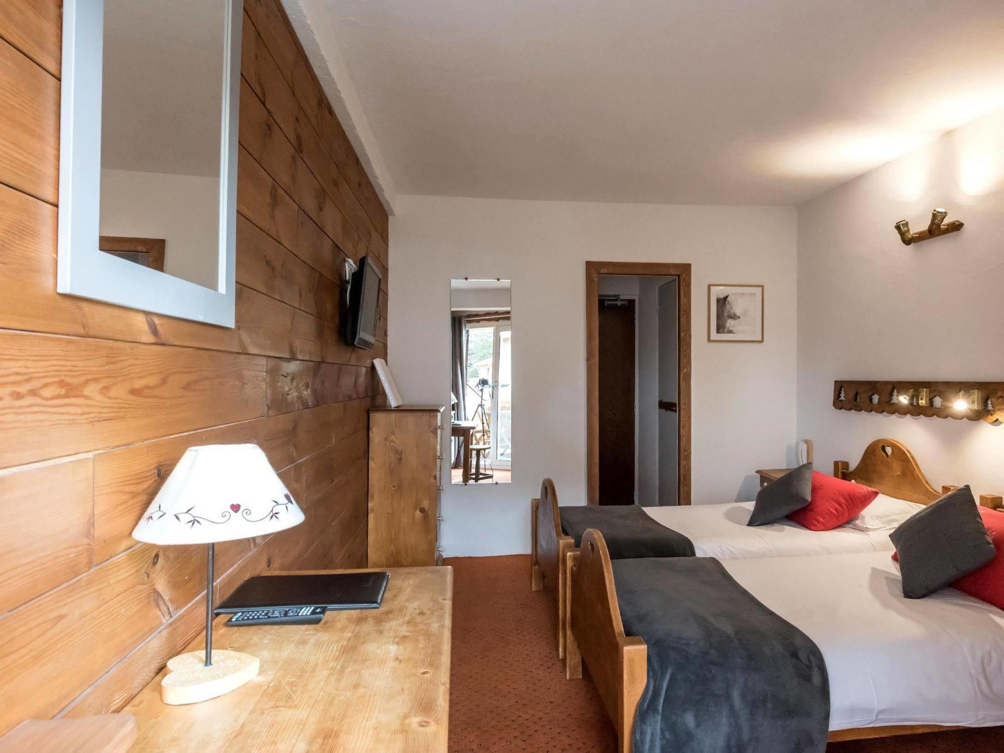 Hotel L'Ecureuil Орон Екстер'єр фото